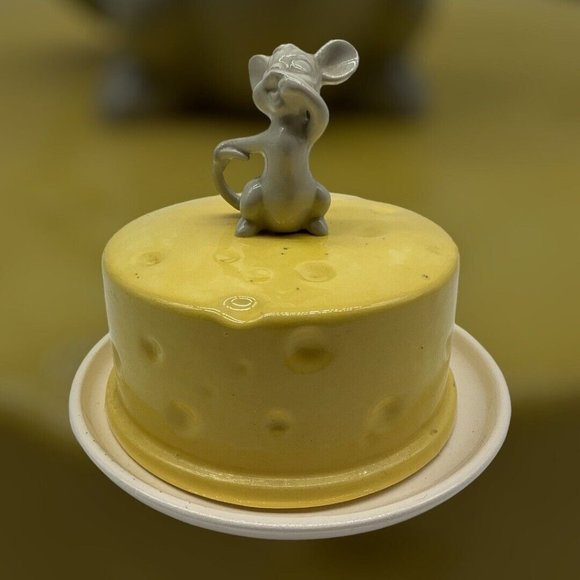 Cheese Dome In The Shape Of A Cheese Wheel w/Mouse Eating a Slice As a Handle - Picture 7 of 16